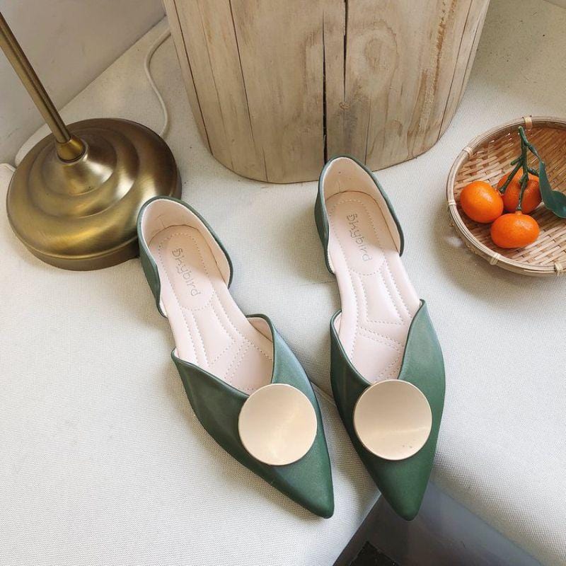 Round Shaped Metal Design Pointed-toe Solid Color Slip On Shoes