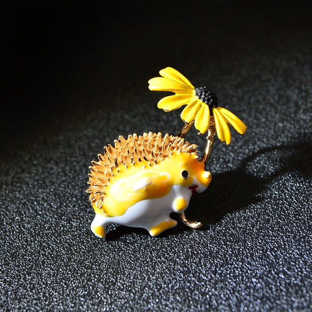 CINDY XIANG Cute Hedgehog Brooch Fashion Daisy Brooches For Women Animal Jewelry Funny Winter Design High Quality New 2020