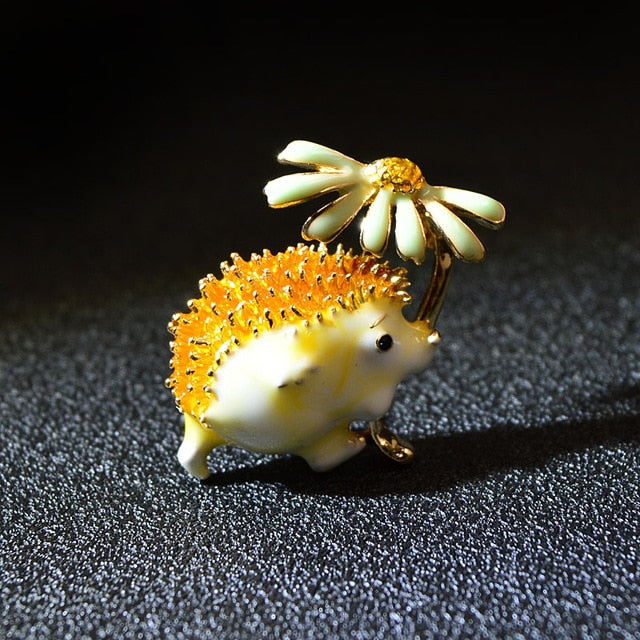 CINDY XIANG Cute Hedgehog Brooch Fashion Daisy Brooches For Women Animal Jewelry Funny Winter Design High Quality New 2020