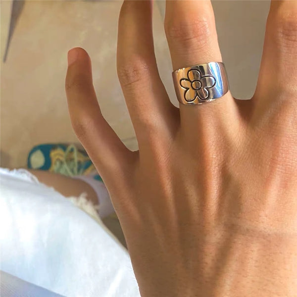2021 New Korean Style Flower Rings for Women Punk Trendy Vintage Plum Blossom Ring Small Daisy Flower Rings Party Couple Rings