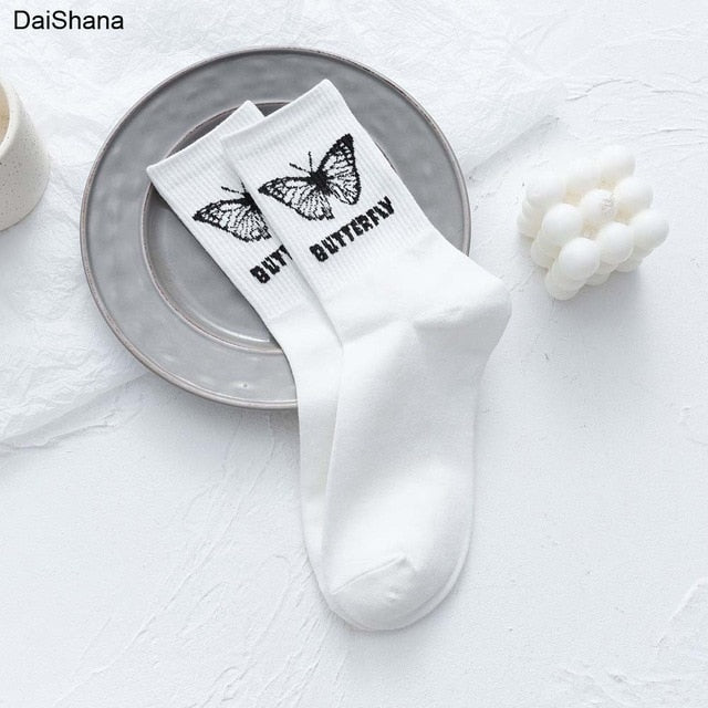 New Soild Colors Cotton Unisex Socks Personality Harajuku Black White Couples Skateboard Knitted Casual Sports Fashion Socks