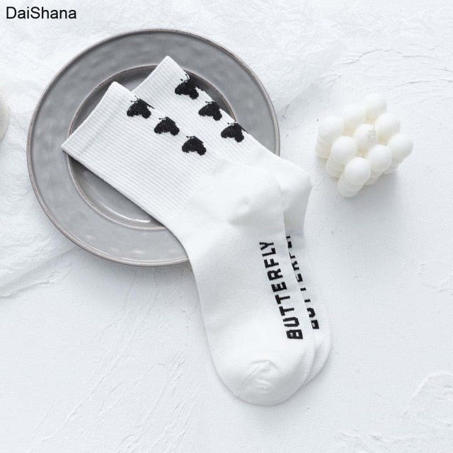 New Soild Colors Cotton Unisex Socks Personality Harajuku Black White Couples Skateboard Knitted Casual Sports Fashion Socks